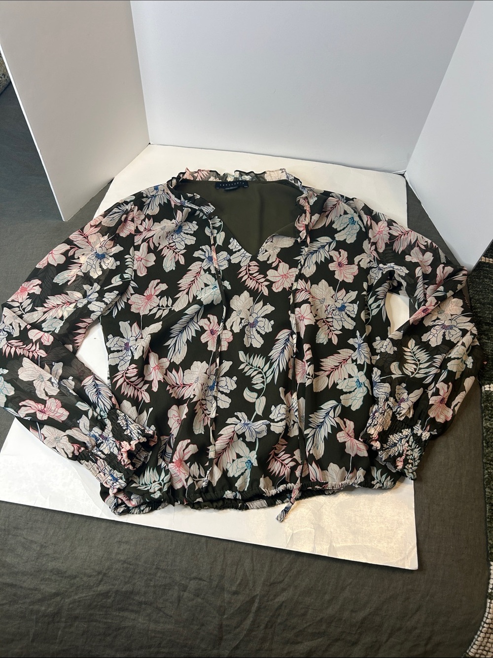 Sanctuary Olive Green Blouse with Floral Print ❤️